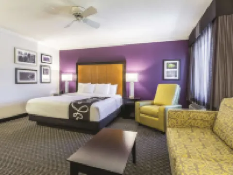 La Quinta Inn & Suites by Wyndham Cleveland - Airport North Hotels in Cleveland