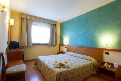 スタンダードルーム ストリートサイド(クイーンベッド) サンガロパーク ホテル シエナの写真