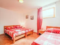 Modern Holiday Home with Pool & 4 Bikes, Near Center Hotels in Fazana
