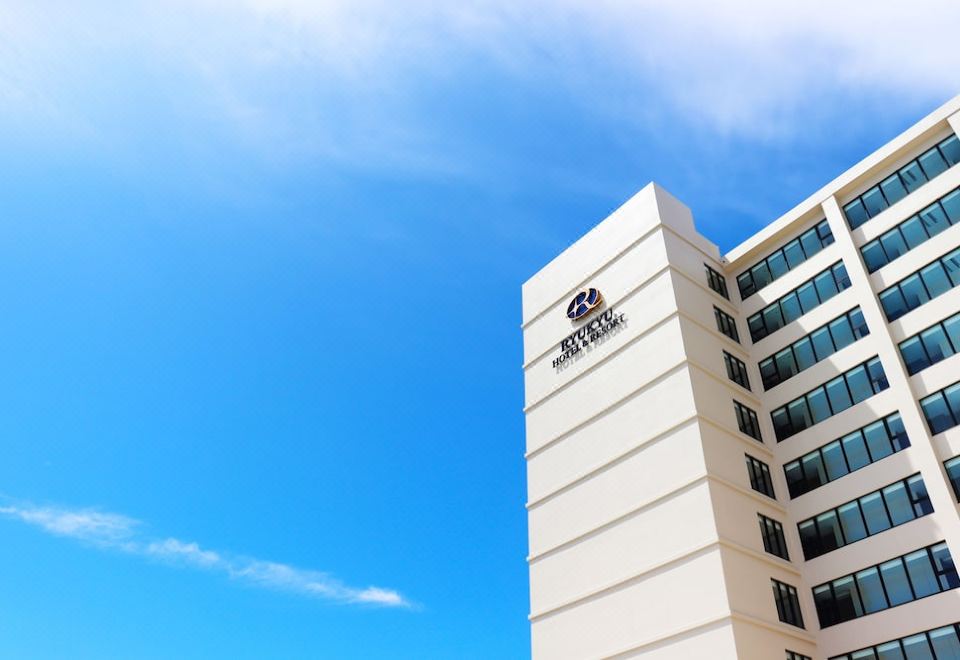 류큐 호텔의 고급스러운 로비 인테리어