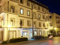 Card International Hotel Hôtels à proximité de : Centre historique - Marina Centro - San Giuliano