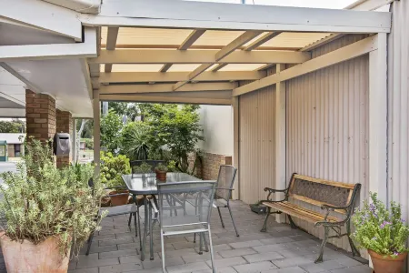 Golden Square Motor Inn