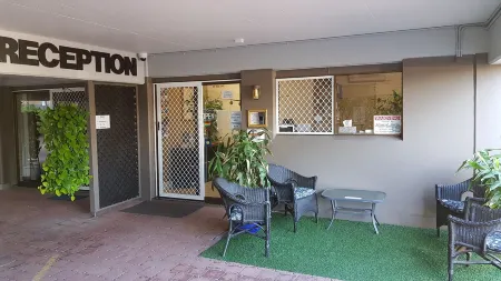 Gold Coast Airport Motel - Only 300 Meters to Airport Terminal Отели в г. Bilinga