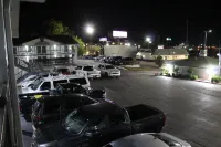アメリカズ ベスト バリュー イン タスカルーサ - 駐車場
