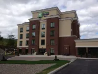 Holiday Inn Express & Suites Geneva Finger Lakes