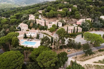 Garden & City les Bastides de Grimaud Hotels near National Park Shhuchye Lake