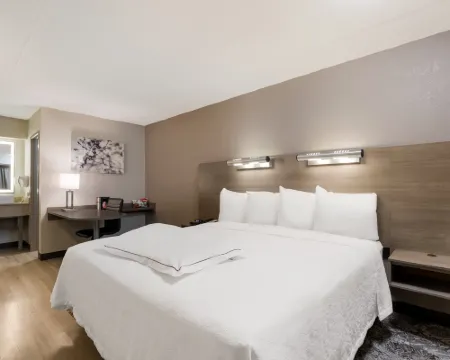 Red Roof Plus+ Chicago - Naperville Hotels in Naperville