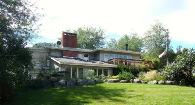 Loya's Little House Bed & Breakfast Hotels near St. Cecilia Catholic Church