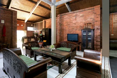 NDalem Joglo Krawitan Syariah Отели в г. Ngemplak