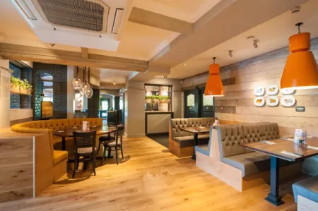 Premier Inn  Cheltenham North West Отели в г. Ли