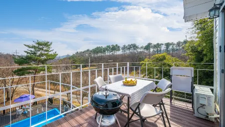 Kyeongju Changdelier Pension Отели рядом с достопримечательностью «Международный Конвенционный Центр Гёнджу Хвабаек»