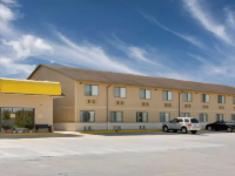 Super 8 by Wyndham Macomb Hotels in Macomb