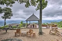 Hike & Ski: Mtn-View Gem w/ Balcony in Burnsville! - 駐車場