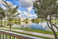 Jupiter Bay Condo w/ Pool < Half Mile to Beach! - Hot Tub