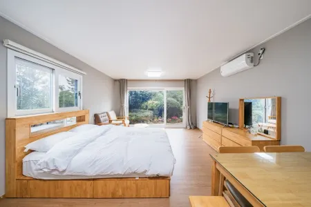 Jeju Dasol Pension (10-Minute Walk from Woljeong Beach) Отели рядом с достопримечательностью «Yongcheondonggul Cave»