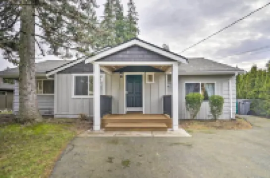 Deck + Game Room: Redmond Home ~ 17 Mi to Seattle