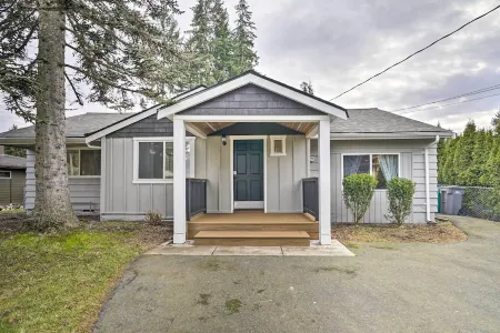 Deck + Game Room: Redmond Home ~ 17 Mi to Seattle