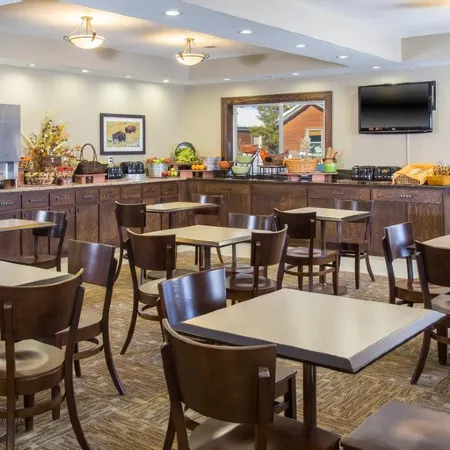 Gray Wolf Inn & Suites