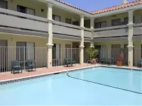 Travelodge by Wyndham Costa Mesa Newport Beach Hacienda - Swimmingpools