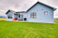 Sleek Red Lodge Home Rental w/ Private Hot Tub! - WiFi