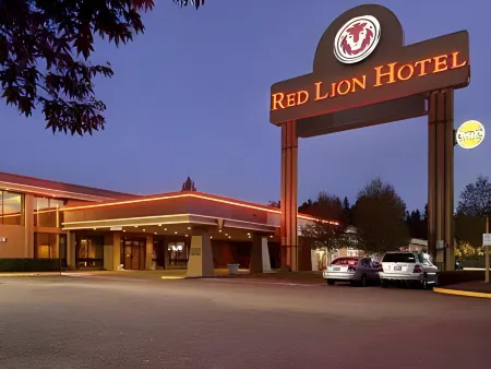 Red Lion Hotel Kelso Longview Отели рядом с достопримечательностью «The Rutherglen Mansion»