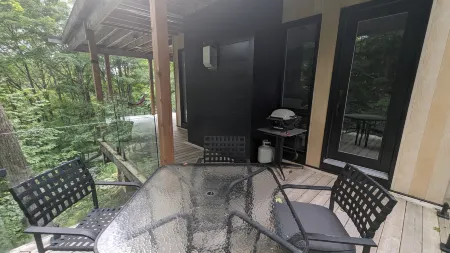 Loft in the Mountains, Near Bromont Отели в г. Шефор