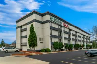 HomeTowne Studios Flint Hotels in Mount Morris Township