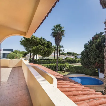 Exclusive Retreat in Vilamoura, Private Pool, Off-Street Parking, Free AC & Wifi