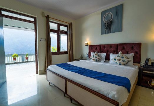 OYO 12222 호텔 실버튼의 편안한 로비 공간 사진