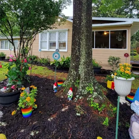 Magnolia Gnomes and Gardens, Large Fenced yard and Pets Stay Free!!