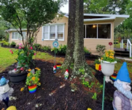 Magnolia Gnomes and Gardens, Large Fenced yard and Pets Stay Free!!