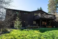 Hidden Gem Studio in Shoreline Hotels near Little free library