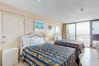 Fabulous Ocean Views at Daytona Beach! Connie's Bookshelf附近的飯店