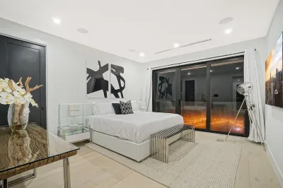 Design District Villa With POOL 10 Min from SB