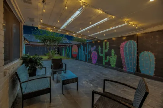 Southern livings 4Brs home near shopping,dining, golf, park,  Houston Downtown. Отели рядом с достопримечательностью «Маркет сквер эт Элдридж»