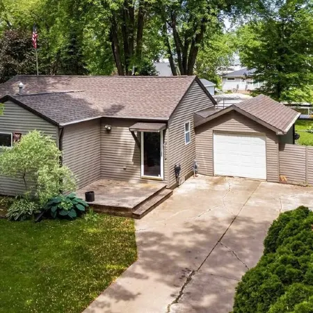 Waterfront Retreat on Lake Winnebago, Kayaks, Firepit, Dog Friendly