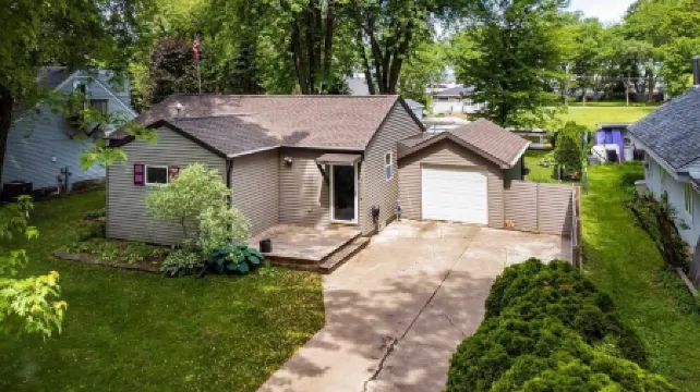 Waterfront Retreat on Lake Winnebago, Kayaks, Firepit, Dog Friendly