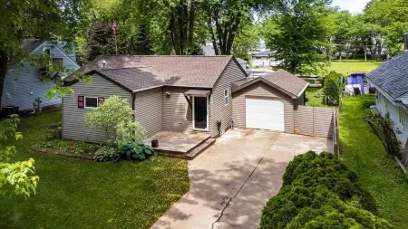 Waterfront Retreat on Lake Winnebago, Kayaks, Firepit, Dog Friendly