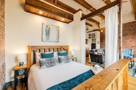 Amity Flats: Jory Flat ~ A Historic Suite in the Heart of Amity