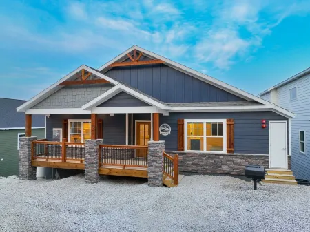 Specials!! • Theater • Lake Views • Hot Tub • Silver Dollar City