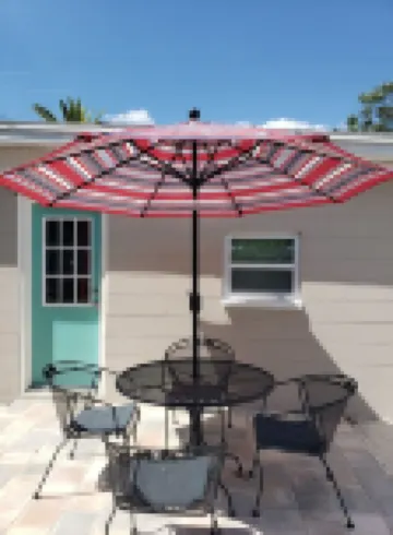 Cozy Canal Cottage waterfront, nature experience. 15 minutes to the beaches.