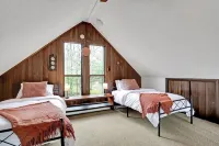 MID-CENTURY MODERN A-FRAME - HOT TUB/FIREPIT IN WOODS