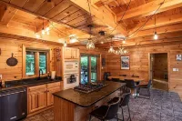 Cozy Secluded Lodge ~ Hottub/Pool/Sauna/Gameroom Jay otelleri