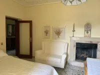 Charming apartment with fireplace in the center Hotels in Spoleto