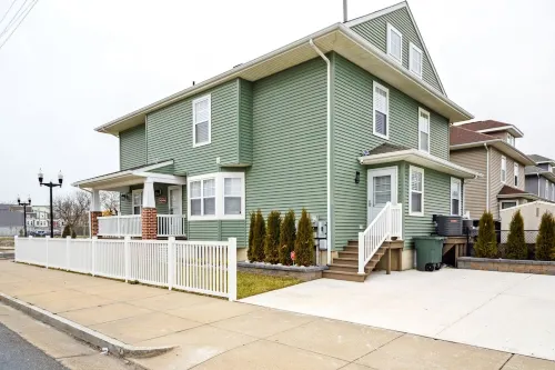Spacious and Modern Updated 3 BR Home Near Beaches and Shopping/ Casinos - ห้องครัว