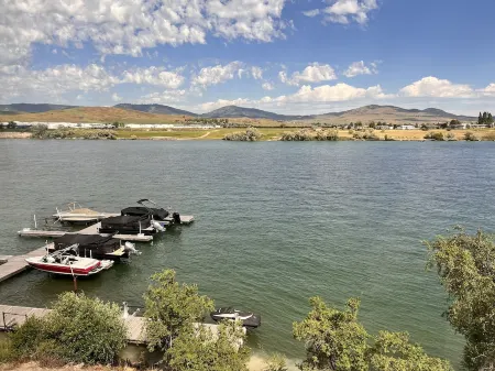 Breath Taking Waterfront View- family sized condo! End Unit