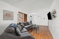 Lovely Updated 2bd house just minutes away from anything the Qc has to offer! Отели в г. Давенпорт