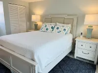 GREAT LOCATION! Peaceful & Tropical Condo Steps to Beautiful Holmes Beach, AMI! 霍姆斯海灘住宿飯店