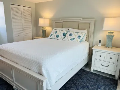 GREAT LOCATION! Peaceful & Tropical Condo Steps to Beautiful Holmes Beach, AMI! Hotels in der Nähe von Alvin's Island - Holmes Beach #753