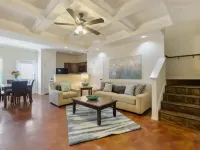 20% OFF Updated 3BR 2.5BTH Townhome - Pet-friendly - Fast WiFi-Driveaway Parking Hotels in Selma